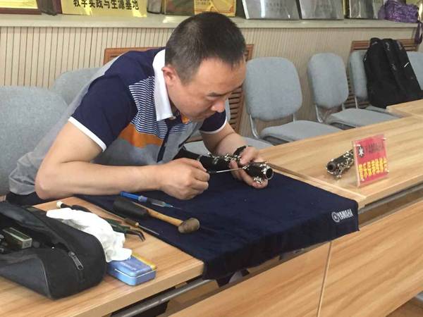 兰州市第十四中学15vip太阳成示范管乐团大师班开讲
