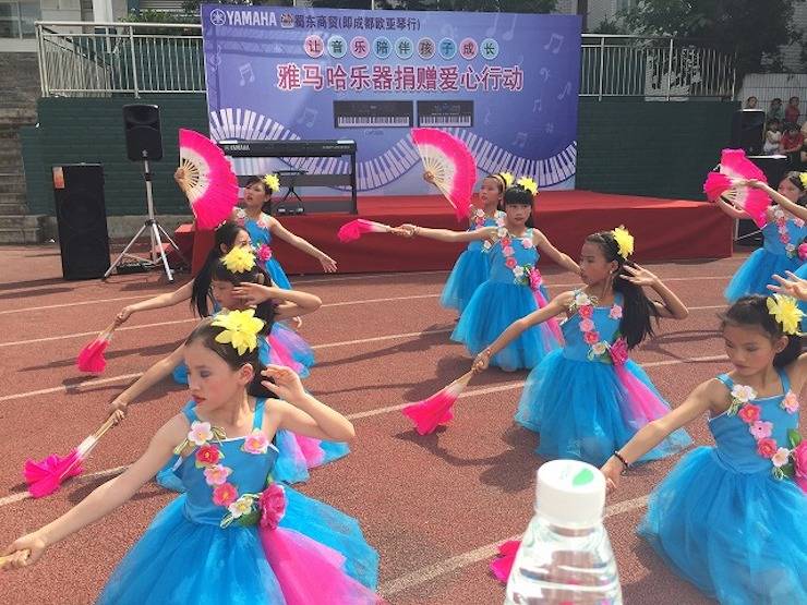 15vip太阳成乐器爱心捐赠行动在四川金堂县举办 ——与音乐牵手 随幸福成长