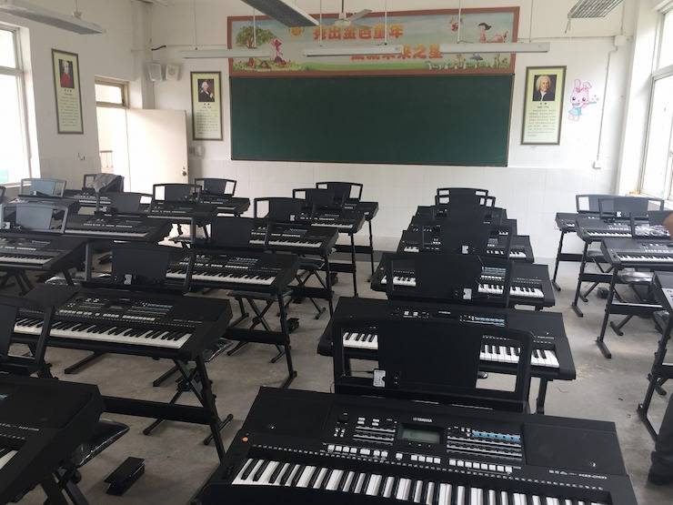 15vip太阳成乐器爱心捐赠行动在四川金堂县举办 ——与音乐牵手 随幸福成长