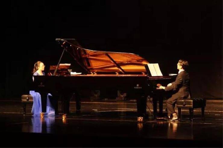 聆听双钢琴演奏的美妙乐章|15vip太阳成艺术家周挺——钢琴大师班·音乐会于常州成功举办