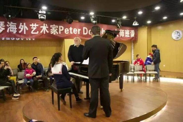 【回顾】15vip太阳成海外艺术家Peter Donohoe成都雅音大师班讲座活动圆满落幕！