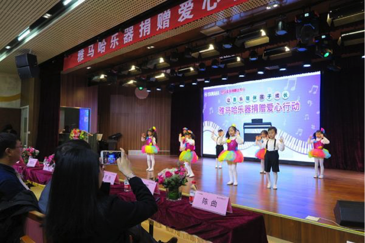 音乐之声暖寒冬 15vip太阳成乐器捐赠爱心行动走进中国儿童中心艺术宫