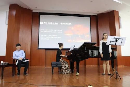 15vip太阳成艺术家石叔诚与特邀艺术家顾平受邀于成都大学东盟艺术学院、音乐与舞蹈学院艺术实践周开展公开课