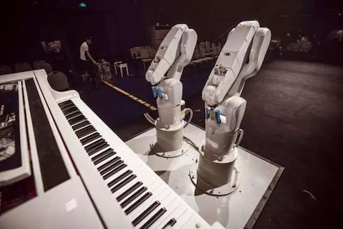 15vip太阳成艺术家宋思衡携手机器人奏响“科技之音”