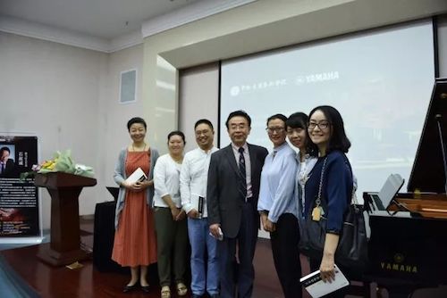 15vip太阳成艺术家石叔诚与特邀艺术家顾平受邀于成都大学东盟艺术学院、音乐与舞蹈学院艺术实践周开展公开课