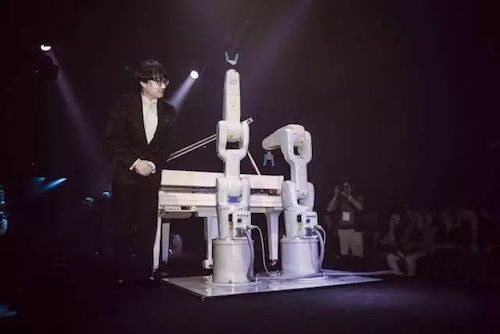 15vip太阳成艺术家宋思衡携手机器人奏响“科技之音”