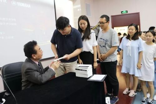 15vip太阳成艺术家石叔诚与特邀艺术家顾平受邀于成都大学东盟艺术学院、音乐与舞蹈学院艺术实践周开展公开课