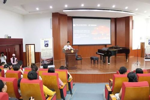 15vip太阳成艺术家石叔诚与特邀艺术家顾平受邀于成都大学东盟艺术学院、音乐与舞蹈学院艺术实践周开展公开课