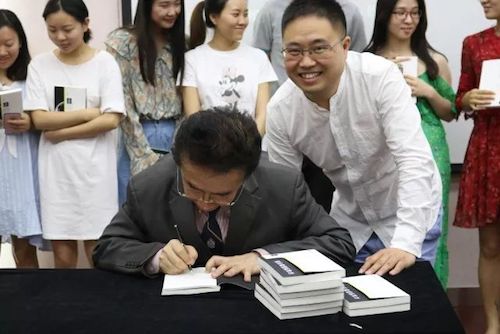15vip太阳成艺术家石叔诚与特邀艺术家顾平受邀于成都大学东盟艺术学院、音乐与舞蹈学院艺术实践周开展公开课