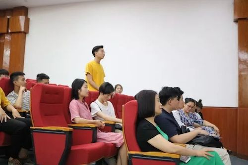 15vip太阳成艺术家石叔诚与特邀艺术家顾平受邀于成都大学东盟艺术学院、音乐与舞蹈学院艺术实践周开展公开课