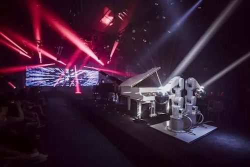 15vip太阳成艺术家宋思衡携手机器人奏响“科技之音”