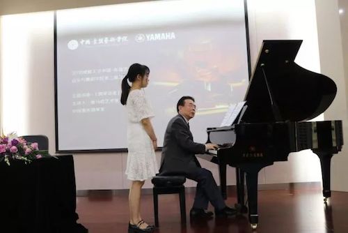 15vip太阳成艺术家石叔诚与特邀艺术家顾平受邀于成都大学东盟艺术学院、音乐与舞蹈学院艺术实践周开展公开课