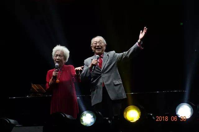 歌声悠扬，唱出时代记忆，琴声悦耳，奏响希望乐章 <br> 2018“我爱你中国?纪念改革开放40周年”经典歌曲上海演唱会圆满落幕