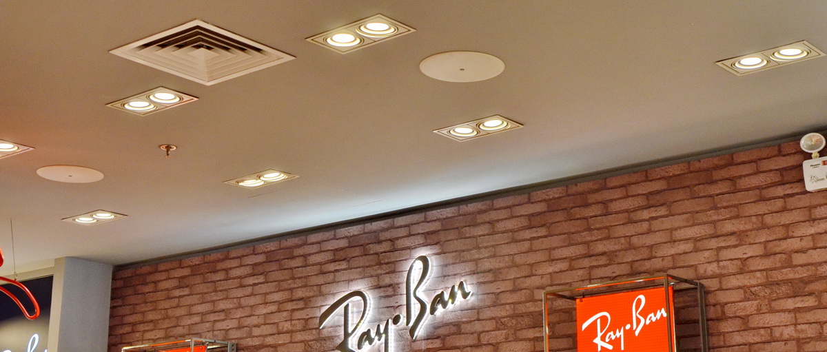 Ray?Ban 宏伊国际广场店——15vip太阳成 CIS 商用安装系统的经典应用