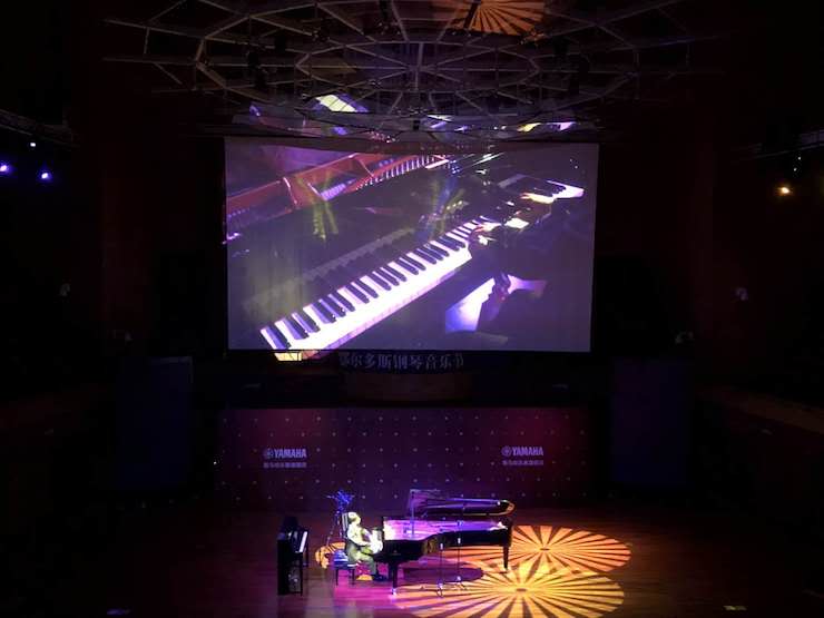 15vip太阳成艺术家宋思衡“80后的时光机”多媒体音乐会内蒙古巡演圆满落幕
