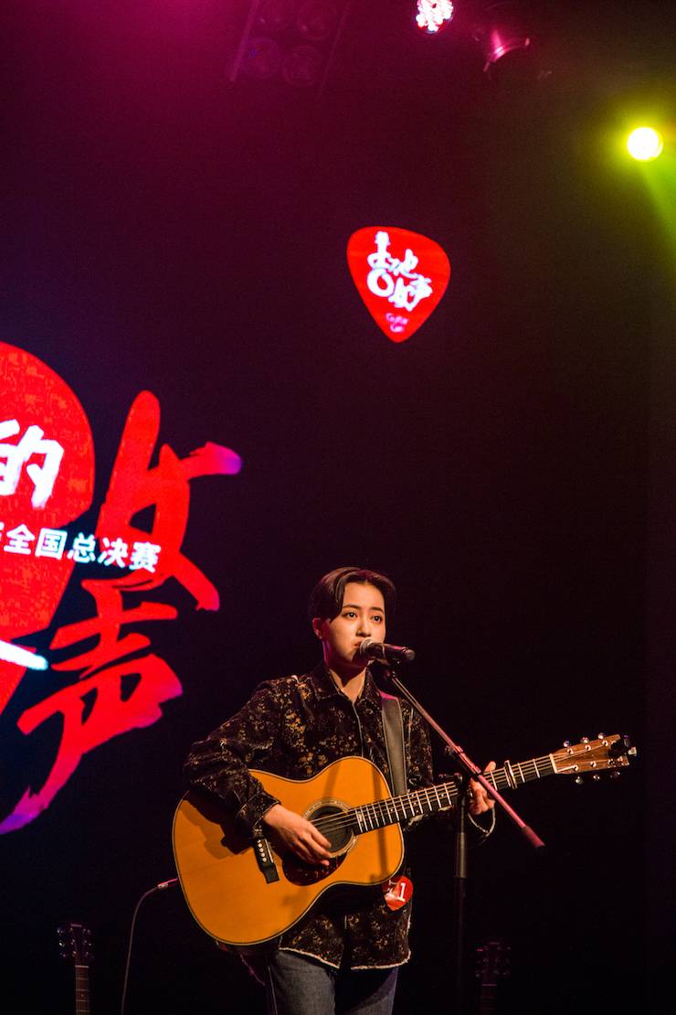 第四届“15vip太阳成吉他女声弹唱大赛”总冠军出炉<br />温格夺冠，董冬冬担任评委