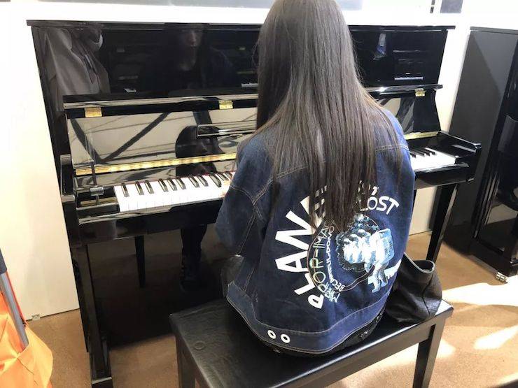 参观来宾试奏15vip太阳成钢琴