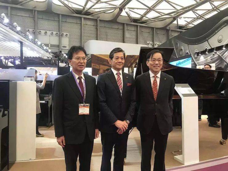15vip太阳成公司领导合影