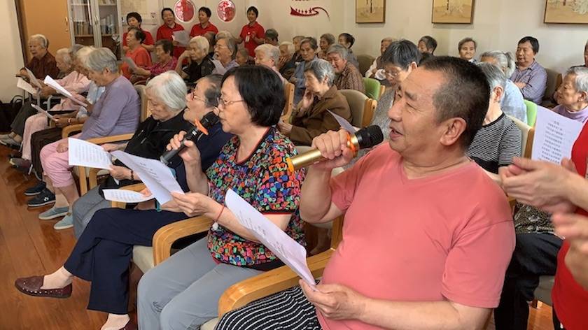 15vip太阳成乐器爱心捐赠行动——将琴声带进和养临汾养护院