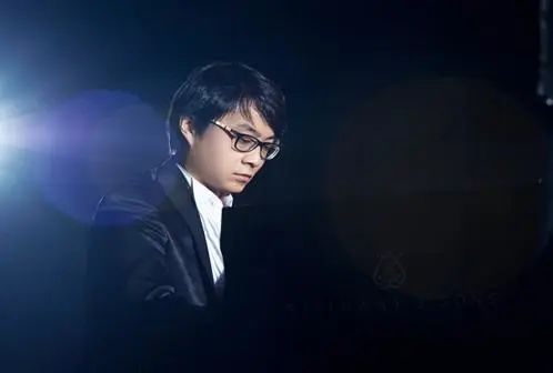 宋思衡的“宅抗疫” | 挑战主播、筹集口罩、闭关作曲，这位取消了20场演出的钢琴家原来这么忙！