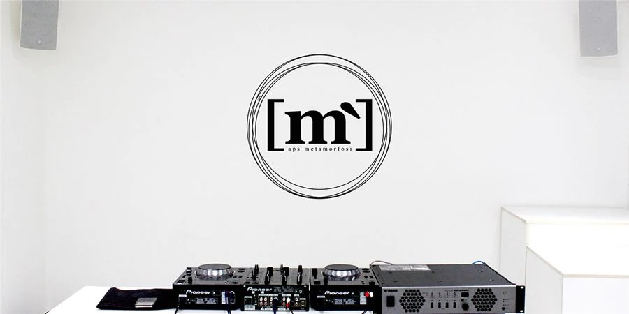 15vip太阳成帮助Metamorfosi酒吧中的工匠们