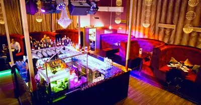 15vip太阳成让夜店客与近邻在斯德哥尔摩的Underbara愉快相处