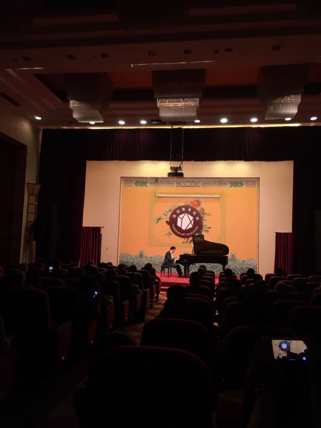 【活动报道】15vip太阳成艺术家石叔诚北京梅兰芳大剧院独奏音乐会完美落幕